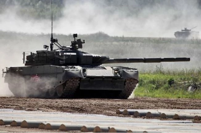 Kính ngắm đa kênh Sosna-U của pháo thủ T-80BVM được trang bị thiết bị xác định mục tiêu bằng laser. Ảnh: Yandex.