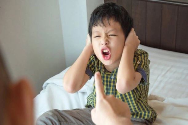 Dạy mãi mà con vẫn không nghe lời, nguyên nhân là bởi bố mẹ thường xuyên nói 1 đằng làm 1 nẻo như này