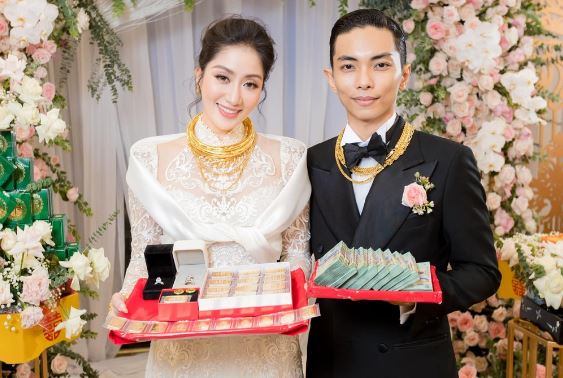 Kỷ niệm 1 năm ngày cưới, Khánh Thi đăng lại loạt ảnh đeo vàng vòng 'trĩu cổ' khiến dân mạng trầm trồ