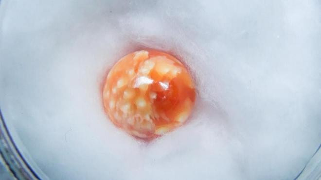 Người phụ nữ nghèo 'đổi đời' khi phát hiện viên ngọc quý có giá vài tỷ đồng sau bữa tối của chồng