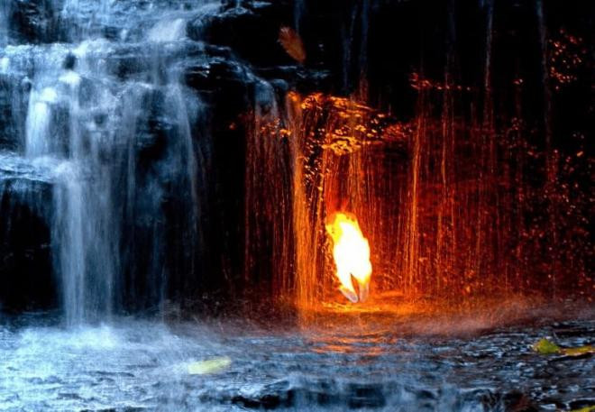 Thác nước kỳ diệu nhất thế giới có ngọn lửa ngàn năm tuổi ở dưới đáy nhưng vẫn chưa rõ nguyên nhân