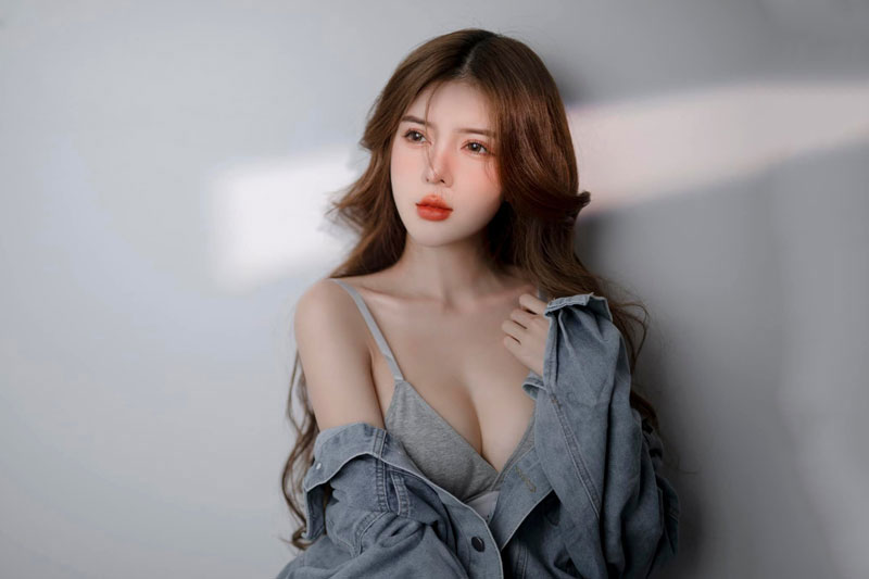 Vẻ quyến rũ khó cưỡng của hot girl Khánh Hoà được mệnh danh là 'búp bê Việt'