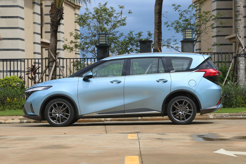 Haima 7X có ưu, nhược điểm gì khi so sánh với Toyota Innova Cross?