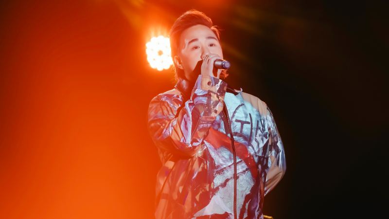 Thánh mưa Trung Quân Idol chia sẻ suýt từng bị mẹ cho “đánh” vì con nít mà hát nhạc tình yêu