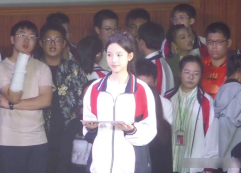 Chỉ vài giây lên nhận giấy khen, nữ sinh khiến con trai toàn trường thi nhau viết nhật ký: Tìm được crush thanh xuân rồi!