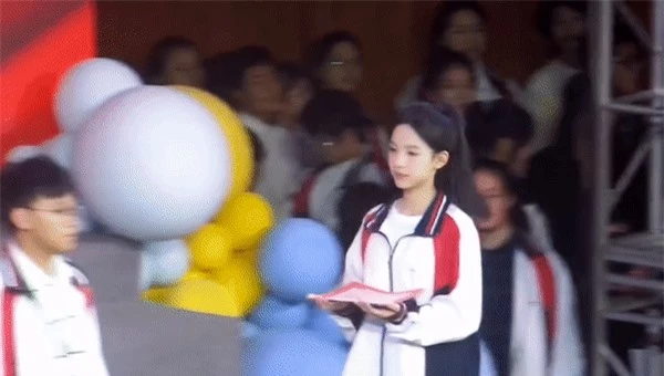 Nữ sinh gây bão với khoảnh khắc xuất hiện trên sân khấu nhận giấy khen