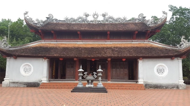 Đền thờ Trạng nguyên Nguyễn Thị Duệ bên dãy Phượng Hoàng (Chí Linh – Hải Dương).