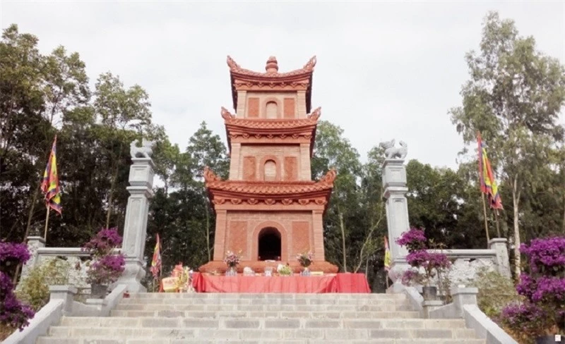Tinh Phi cổ tháp - Tháp mộ Bà chúa Sao Sa Nguyễn Thị Duệ.