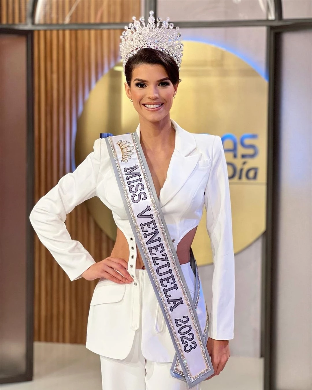 Tân Hoa hậu Hoàn vũ Venezuela 27 tuổi bị chê như 40 ảnh 1
