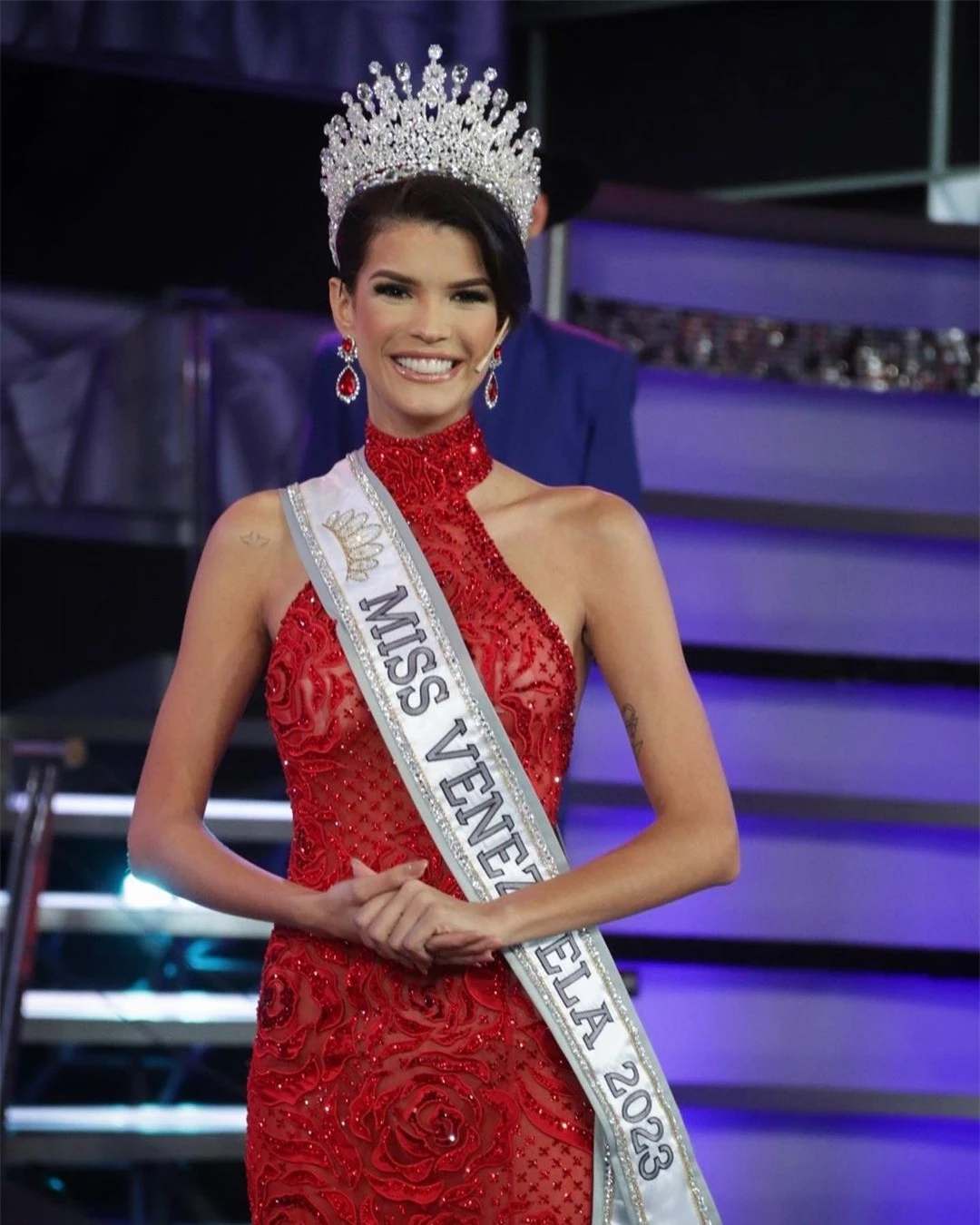 Tân Hoa hậu Hoàn vũ Venezuela 27 tuổi bị chê như 40 ảnh 2