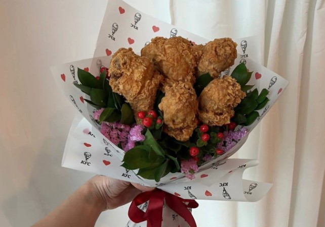 Làm đám cưới ngập gà KFC, cô dâu chú rể khiến dân mạng cười bò: Đến bó hoa cũng độc nhất!