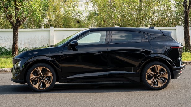 CLIP: Ngắm VinFast VF 7 Hỏa Long Độc Bản, phiên bản giới hạn chỉ có 68 chiếc, giá hơn 1 tỷ đồng