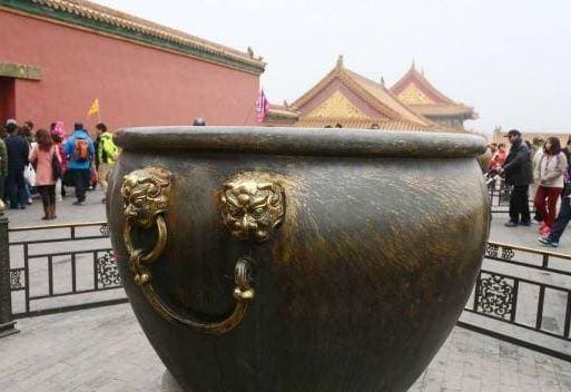 Tại sao những người giàu có thời cổ đại đặt rất nhiều bồn nước trước cửa nhà, và chúng được sử dụng để làm gì?