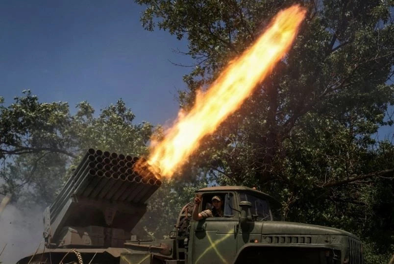 Ukraine khai hỏa hệ thống pháo phản lực BM-21 Grad ở khu vực Donetsk. Ảnh: Reuters.