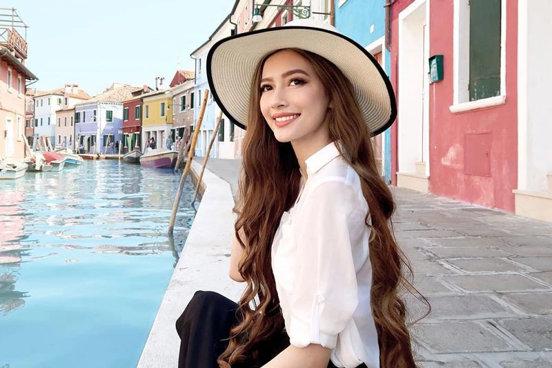 Sarah Trần.