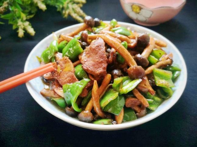 Loại rau giàu đạm đem xào với thịt được món ngon đậm đà cho bữa cơm mùa đông