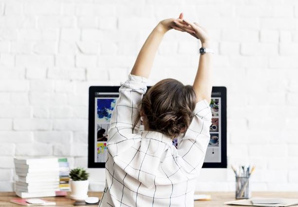 Ngồi sai tư thế không phải nguyên nhân duy nhất gây đau mỏi vai gáy ở dân văn phòng