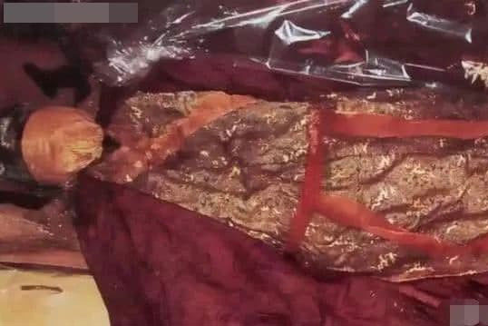 Thi thể phụ nữ đeo mặt nạ được tìm thấy trong ngôi mộ cổ, một lượng lớn chất lỏng đột nhiên tràn ra, vị chuyên gia già hét lên: Nguy hiểm, lùi lại