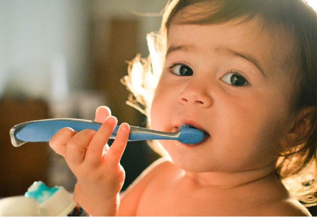 7 nguyên nhân gây sâu răng hàng đầu ở trẻ em và 3 việc đơn giản cha mẹ có thể làm để phòng tránh