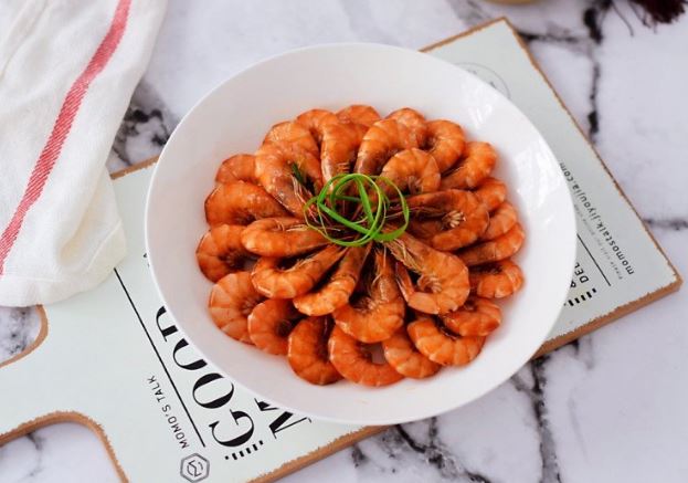 Vẫn là tôm rang nhưng cho thìa gia vị này mùi thơm độc đáo, màu lên vẫn đỏ đẹp