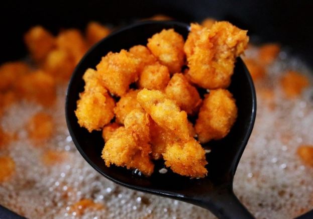 Ức gà hơi khô nhưng đem tẩm bột chiên kiểu này mềm trong, giòn ngoài đến người khó tính cũng phải thích