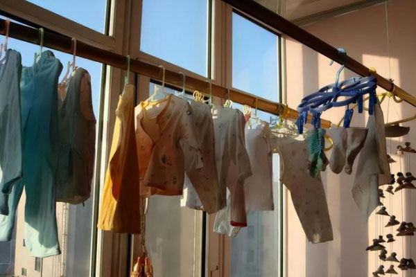 Vì sao phải 'mang quần áo vào nhà trước khi trời tối, tránh phơi quần áo trẻ qua đêm'?