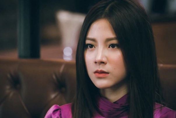 Vừa đi làm về chưa kịp xuống xe tôi đã bị bố chồng hất nguyên chậu nước vào người, nguyên nhân thật nực cười!