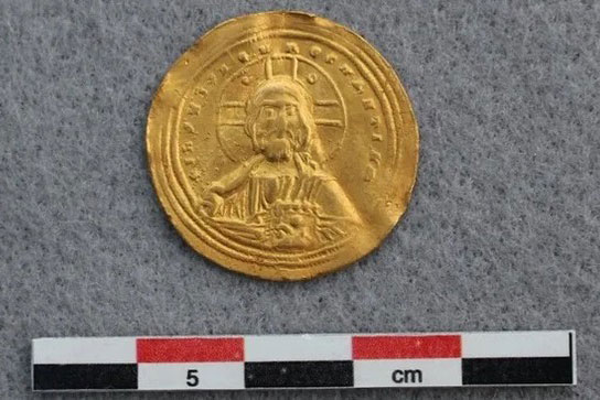 Khai quật được đồng tiền vàng hơn 1.000 năm tuổi có khắc hình khuôn mặt Chúa Giêsu