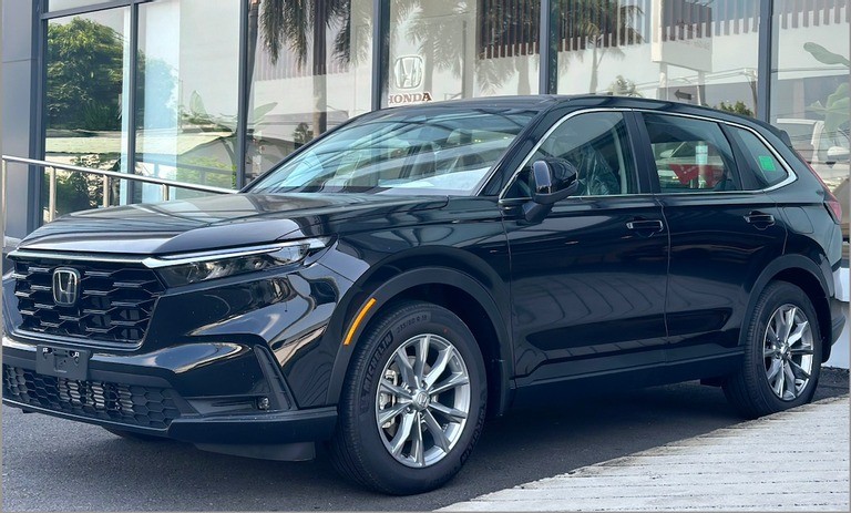 Khan hàng dịp cuối năm, nhiều ô tô bị bán "bia kèm lạc" tại đại lý