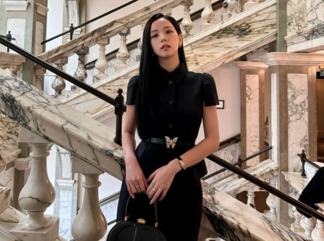 Choáng váng với đồ dùng đắt đỏ của "phú bà" Jisoo: Cốc uống nước 10 triệu, gương soi gần 300 triệu từng làm mưa làm gió