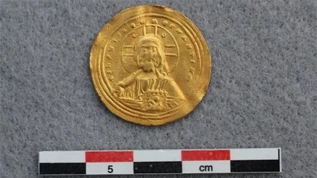 Khai quật được đồng tiền vàng hơn 1.000 năm tuổi có khắc hình khuôn mặt Chúa Giêsu ảnh 1