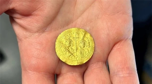 Khai quật được đồng tiền vàng hơn 1.000 năm tuổi có khắc hình khuôn mặt Chúa Giêsu ảnh 2