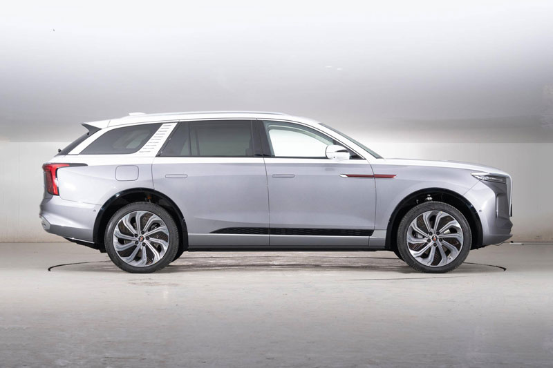 SUV mạnh 551 mã lực, thiết kế sang chảnh, giá gần 1,7 tỷ đồng, cạnh tranh với Mercedes-Benz EQC