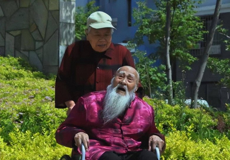 Ông lão sống tới 117 tuổi cả đời không con cái, trước khi mất nói một câu thấm thía tiết lộ bí quyết trường sinh