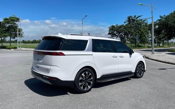 Ngỡ ngàng giá chào bán của Kia Carnival chạy lướt chỉ sau 1 năm lăn bánh