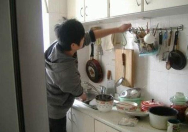 Nhờ chồng rửa bát hộ, vợ phát hoảng vì phản ứng không tin nổi của mẹ chồng