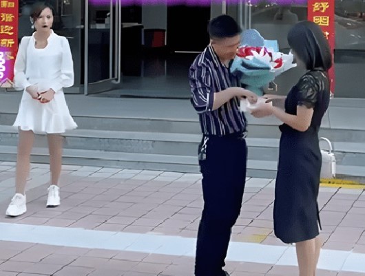 Vừa ký giấy ly hôn, vợ đứng không vững chứng kiến hành động của chồng ngay sau đó