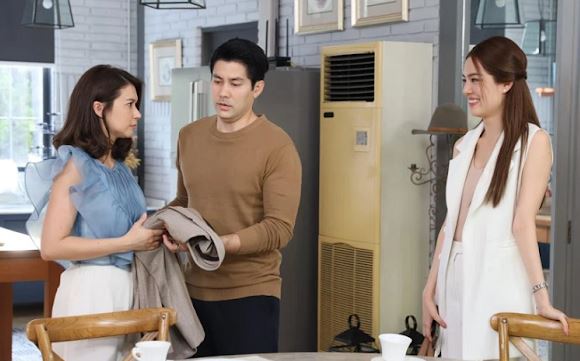 Chạy vào viện thăm cô bạn thân đẻ, vừa tới cửa phòng tôi tái mặt thấy chồng đang bế đứa bé ngồi cạnh