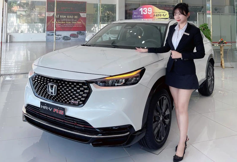 Ngân Phạm và xe Honda HR-V RS.