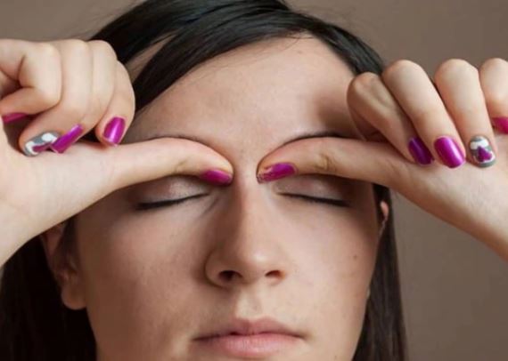 Chớ lo tay mỏi mắt mờ lưng đau, những bài tập vận động dưới đây sẽ giúp chị em công sở cải thiện sức khoẻ!