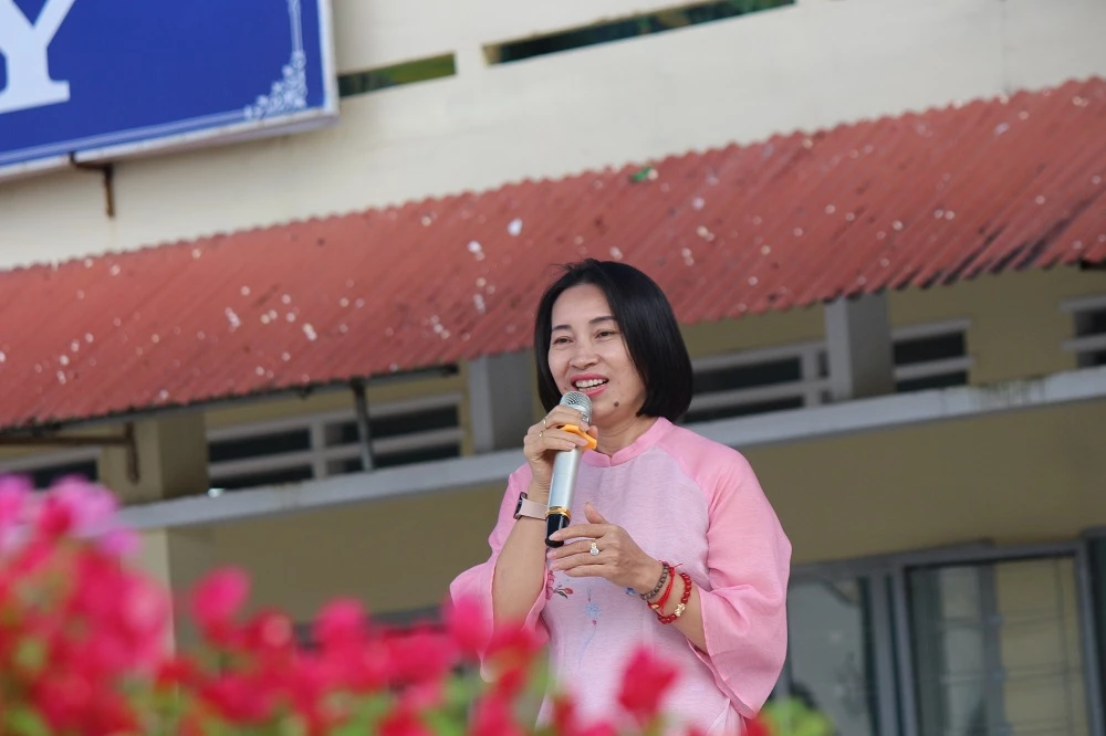 Cô giáo Nguyễn Thị Lan - Hiệu trưởng Trường Tiểu học Nguyễn Trãi, cảm ơn nhà tài trợ.