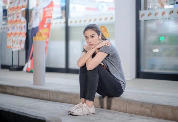 Đang cần tiền phẫu thuật cho chồng thì chị dâu cầm đến cho không một tỷ nhưng yêu cầu của chị giữa lúc nước sôi lửa bỏng khiến em giận tím người