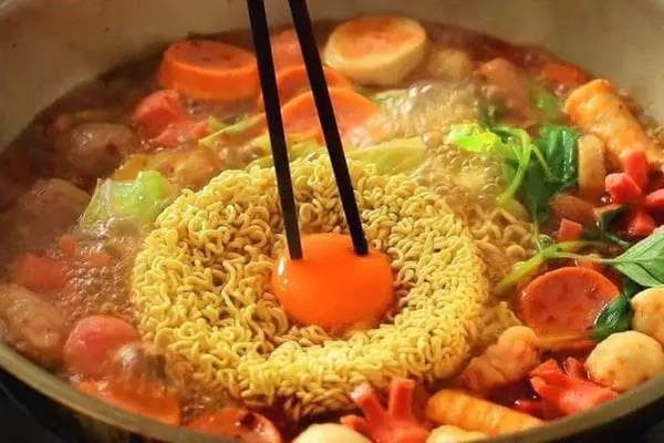 Khi nấu mì ăn liền, bạn 'cho mì trước hay gia vị trước?' Nếu đảo ngược, nó sẽ ngon hơn