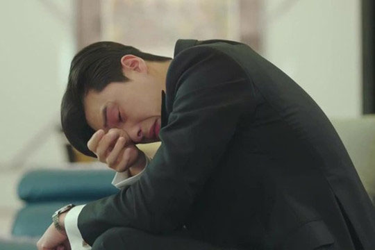 Thấy vợ lén lút đưa tiền cho em gái, sự thật phía sau khiến tôi sốc nặng, suy sụp hoàn toàn