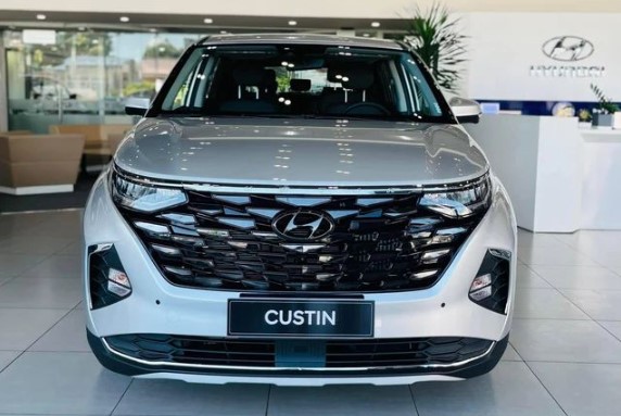 MPV Hyundai Custin nhận ưu đãi lớn dù mới ra mắt, cạnh tranh Toyota Innova