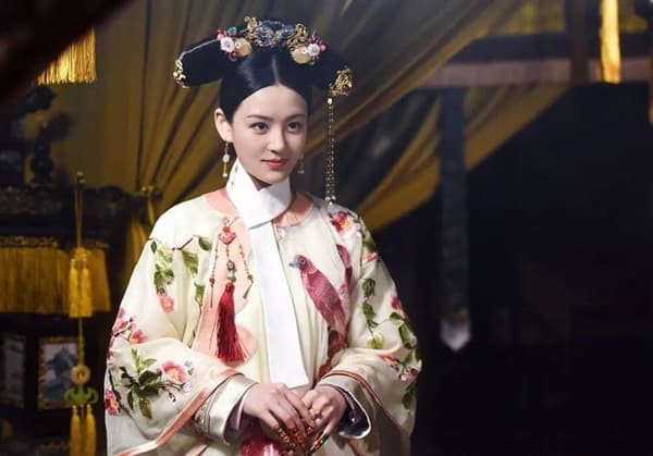 Đều gả cho Khang Hi, tỷ tỷ được phong làm Hoàng hậu và nàng trở thành Quý phi đặc biệt nhất của triều đại nhà Thanh