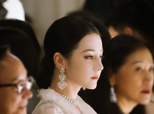 Địch Lệ Nhiệt Ba tiếp tục 'khuynh đảo' mạng xã hội với chiếc váy khoét ngực sâu