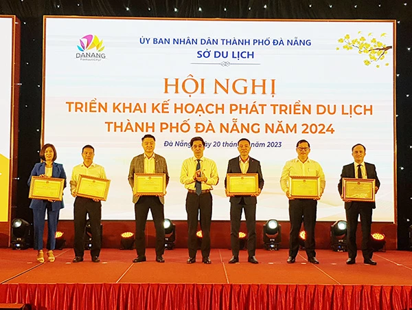 Phó Chủ tịch UBND TP Đà Nẵng Trần Chí Cường trao bằng khen của Chủ tịch UBND TP cho các doanh nghiệp du lịch có thành tích xuất sắc trong năm 2023.