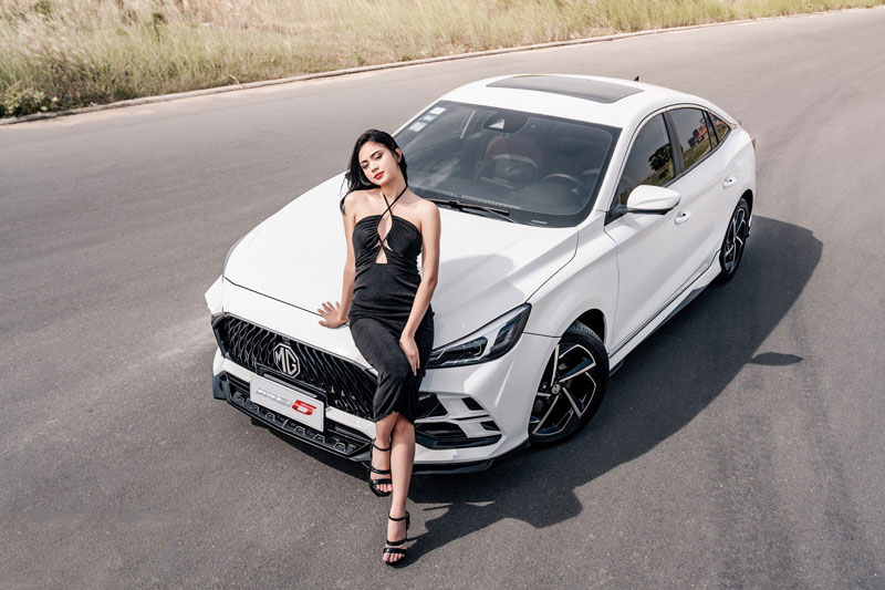 'Quên lối về' trước dàn mỹ nhân Việt bên xe MG