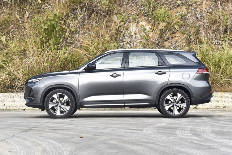 SUV lớn ngang ngửa Toyota Fortuner, động cơ tăng áp, giá hơn 260 triệu đồng